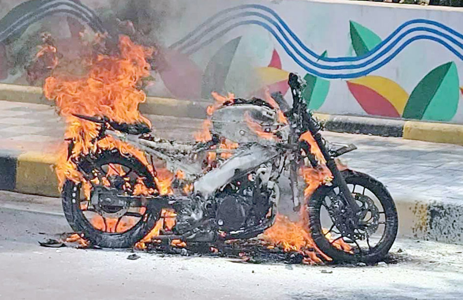 پولیس کی بدسلوکی پر بائیک سوار نے گاڑی کو آگ لگادی