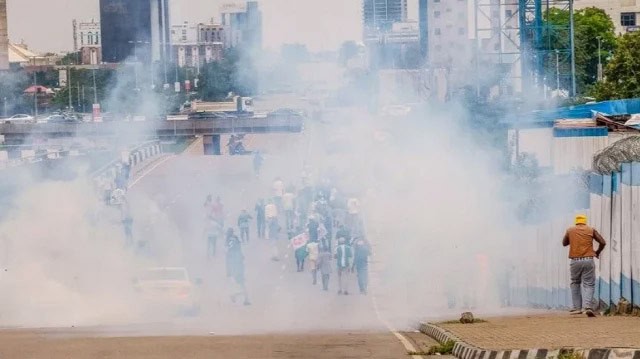 Nigeria میں مسلح حملے کی جھلک: دھواں اور سکیورٹی اہلکاروں سمیت افراد کی ہجوم.