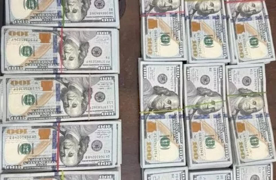 امریکی بندھے ہوئے کروڑوں ڈالر کی بڑی مقدار کی القاب بندھے ہوئے بندھن.