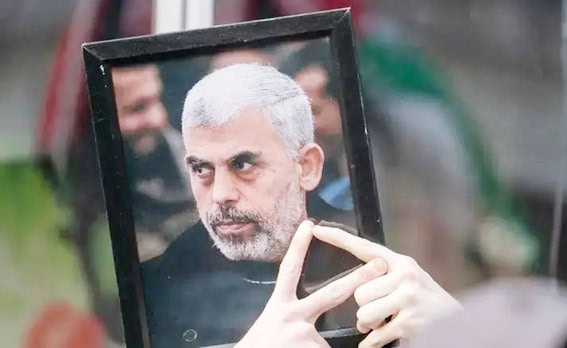 شہید کمانڈر یحییٰ السنوار کی تصویر، ہتھیار اور ذاتی سامان کے ساتھ.
