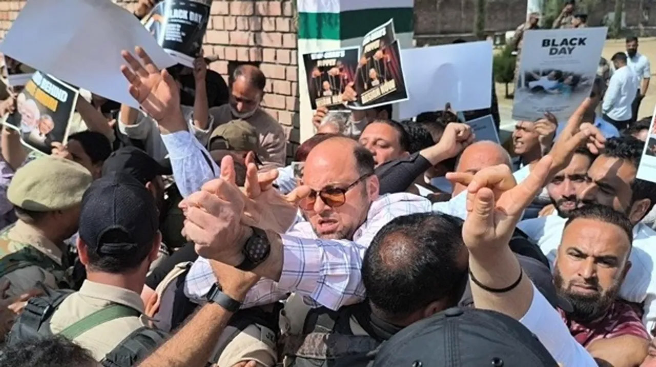 احتجاج میں شامل افراد اور گیانیش کمار کی تصویر.