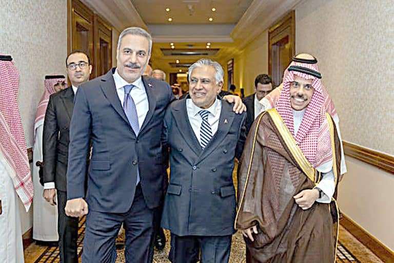 پاکستانی اور سعودی رہنماؤں کی ملاقات، دوستانہ اور باہمی احترام کا مظاہرہ.
